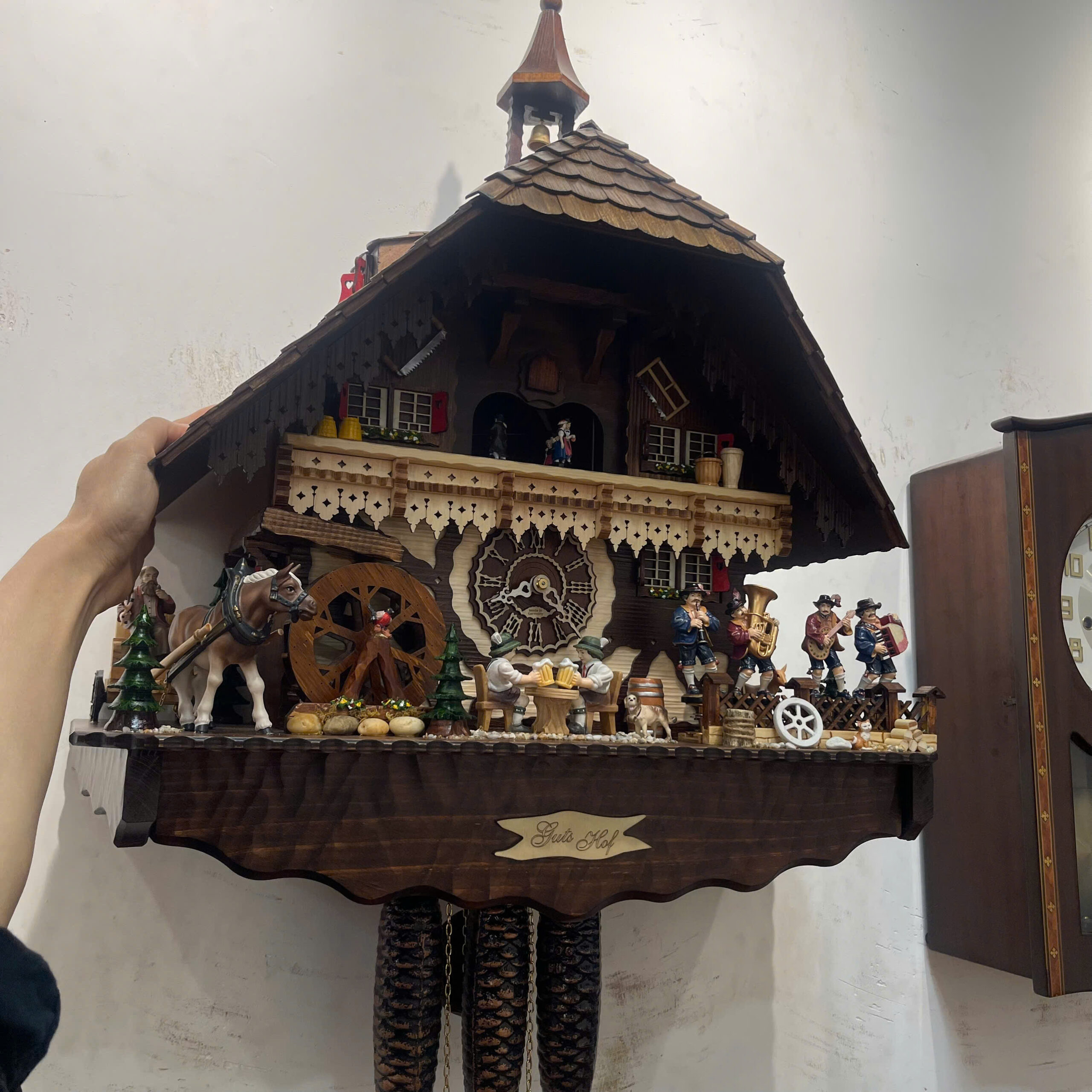 1263276840017733219 Đồng hồ con chim chạy ra kêu là gì?