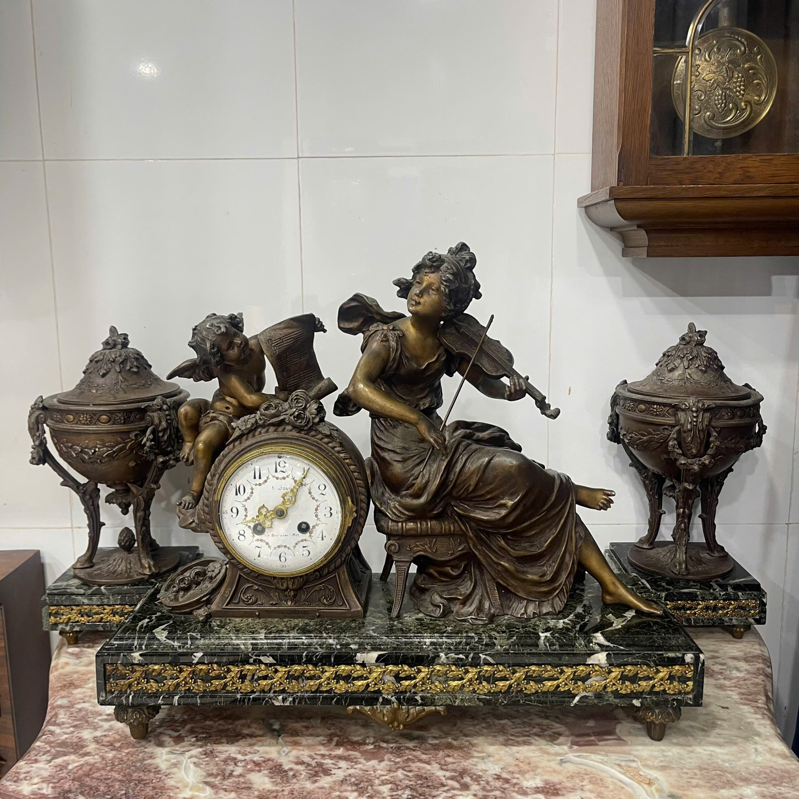 2aOboQurogsZ9XbydFqIvNiZCprYOLp4QU1f0lDk đồng hồ phòng khách cổ điển